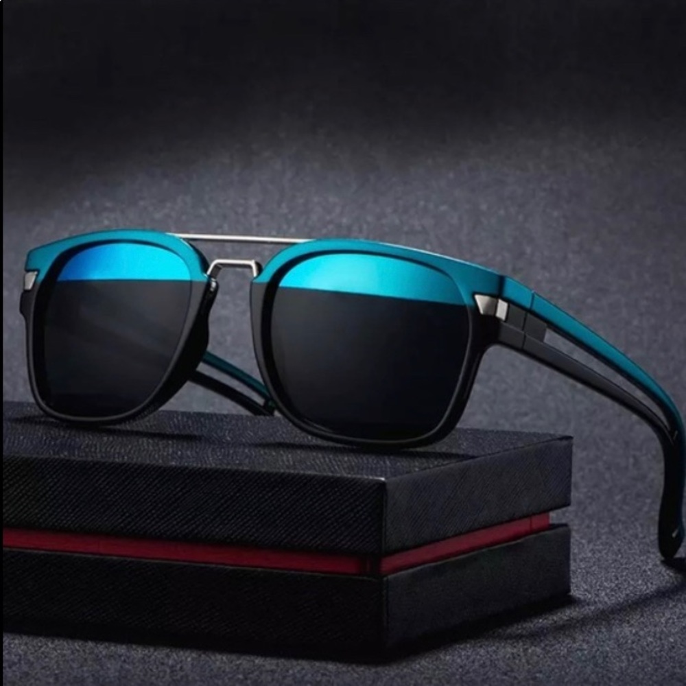 Classy Two-tone Black & Blue Outdoor Sunglasses Accessory